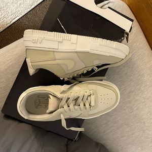 Nike Air Force 1 Pixel